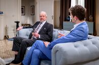 Sturm der Liebe – Adam (Philip Birnstil r.) fragt sich, ob Werner (Dirk Galuba l.) Christophs Wort wirklich vertrauen kann.