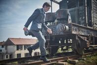 Der junge Inspektor Morse – DS Endeavour (Shaun Evans) entkommt nur knapp dem anfahrendem Zug.
