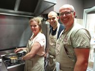Verrückt nach Fluss – Gabriele und Klaus Gosda mit Koch Olivier (Mitte) in Lyon.