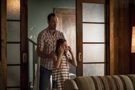 The Flash – Orlin Dwyer (Chris Klein, l.); Grace Gibbons (Islie Hirvonen)