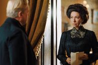 Vienna Blood – Juno Holderlein (Ursula Strauss) diskutiert mit ihrem Mann Heinrich Holderlein (Roland Koch). Beide sind sich uneinig, ob sie die Séance besuchen sollen.