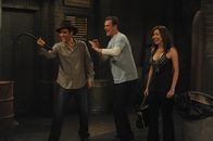 How I Met Your Mother – Kurz vor seiner ersten Vorlesung als Professor haben Lily (Alyson Hannigan, r.) und Marshall (Jason Segel, M.) eine besondere Überraschung für Ted (Josh Radnor, l.) ...
