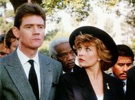 Columbo – Eliot Blake (Anthony Andrews) und Paula Hull (Karen Austin) arbeiten in einem parapsychologischen Institut. Sie sind kurz vor Max Dysons Tod von ihm getestet worden.