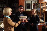 SOKO Stuttgart – Martina Seiffert (Astrid M. Fünderich, l.) befragt Markus Wilhelm (Matthias Deutelmoser, M.) und Bianca Wilhelm (Maya Bothe, r.). Das Testament des Toten ist für die Ermittlerin ein Motiv.