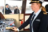 WaPo Bodensee – Sabine Heiler (Katja Studt, r.) verlangt von Nele Fehrenbach (Floriane Daniel l.) und Julia Demmler (Wendy Güntensperger, 2.v.l.), dass sie zwei Gymnasiasten auf dem Schiff zum Geständnis bewegen am Tod des Sohnes beteiligt gewesen zu sein. Ansonsten will die Kapitänin die Fähre ungebremst in einen Hafen krachen lassen.