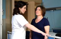 In aller Freundschaft – Schwesternschülerin Jasmin Hatem (Leslie-Vanessa Lill, li.) hat es an ihrem ersten Tag in der Sachsenklinik nicht leicht. Cornelia Friese (Claudia Schmutzler, re.) hat strengste Bettruhe verordnet bekommen, doch sie will die Sachsenklinik verlassen, um ein paar Sachen von zu Hause zu holen. Doch da hat die resolute "Conny" die Rechnung ohne die neue Schwesternschülerin gemacht.