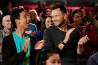 Community – Community Staffel 6 Folge 4 Applaus für eine überzeugende Bühnenadaption: Danny Pudi als Abed Nadir, Joel McHale als Jeff Winger Copyright: SRF/2015 Sony Pictures Television Inc. and Open 4 Business Productions LLC.