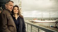 Stralsund – Nina Petersen (Katharina Wackernagel) steht mit Thomas Jung (Johannes Zirner) auf dem Balkon ihrer Traumwohnung.