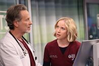 Chicago Med – Angespanntes Verhältnis, v.li.: Steven Weber als Dr. Dean Archer, Jessy Schram als Dr. Hannah Asher