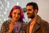 WIR – Partystimmung stellt sich ein. Katha (Bineta Hansen) und Emre (Erol Afsin) bleiben doch auf der Einweihungsfeier.