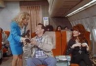 Eine schrecklich nette Familie – Al (Ed O'Neill, Mi.) und Peggy (Katey Sagal, re.) lassen es sich im Flugzeug in der ersten Klasse gut gehen.