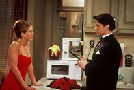 Friends – Rachel (Jennifer Aniston, li.) versucht Joey (Matt LeBlanc) klarzumachen, dass er die Trophäe, die er gestohlen hat, zurückgeben muss.