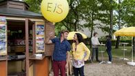 Löwenzahn – Sieht aus wie ein Werbeballon, aber eigentlich ist es eine List. Fritz (Guido Hammesfahr, l.) und Yasemin (Sanam Afrahsteh, r.) versuchen den Übeltäter zu finden, der Heftzwecken am Kiosk ausstreut - ob das klappt?
