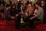 How I Met Your Mother – Verbringen einen Samstagabend zusammen: Barney (Neil Patrick Harris, 3.v.l.), sein Vater Jerry (John Lithgow, 3.v.r.), Ted (Josh Radnor, l.), Marshall (Jason Segel, r.), Lily (Alyson Hannigan, 2.v.r.) und Robin (Cobie Smulders, 2.v.l.) ...