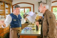 Die Rosenheim-Cops – Kommissar Bergmann (Florian Fitz, r.) befragt Ludwig Bernreiter (Johann Schuler, l.), der seinen Gasthof vom ermordeten Architekten umbauen lassen wollte.