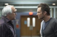 Community – Weil Jeff (Joel McHale, r.) ihn nicht zum "Dungeons and Dragons" spielen eingeladen hat, schwört Pierce (Chevy Chase, l.) Rache ...