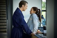 Exit – Hermine (Agnes Kittelsen) hat sich subtil von ihrer Forderung nach der Untersuchung seiner Zeugungsfähigkeit nicht abbringen lassen. Adam Veile (Simon J. Berger) droht ihr. Wie weit wird der smarte Investmentbanker gehen, damit die vor Jahren durchgeführte Vasektomie geheim bleibt?