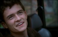 Inspector Barnaby – Der gutaussehende Kleinkriminelle Peter Drinkwater (Orlando Bloom) hat sich in Midsomer Mallow nicht nur Freunde gemacht.