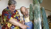 Löwenzahn Classics – Gelbe Flecken auf dem Kaktus. Nachbar Paschulke (Helmut Krauss, l.) und Peter Lustig (Peter Lustig, r.) sind erschrocken. Was der Pflanze wohl fehlt?