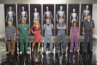 Scrubs - Die Anfänger – v.l.n.r.) Dr. Bob Kelso (Ken Jenkins), Turk (Donald Faison), Elliot (Sarah Chalke), J.D. (Zach Braff), Dr. Phil Cox (John C. McGingley), Carla (Judy Reyes) und der Hausmeister (Neil Flynn)