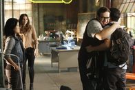 Scorpion – Happy (Jadyn Wong, l.), Paige (Katharine McPhee, 2.v.l.) und Sylvester (Ari Stidham, 2.v.r.) sind überglücklich, dass Walter (Elyes Gabel, r.) endlich wieder bei ihnen ist und sie an einem neuen Fall arbeiten dürfen - auch wenn dieser gleich in einen Kampf um Leben und Tod ausartet ...