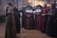 Der Name der Rose – William von Baskerville (John Turturro, l.), Abate Abbassano da Fossanova (Michael Emerson, 2.v.l.)