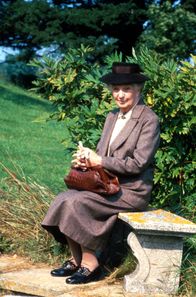 Miss Marple – ONE MISS MARPLE, "Ein Mord wird angekündigt - Teil 1" Uhr. Miss Marple (Joan Hickson). Kann auch für Folge 7 und Folge 8 (am 29.05.2024) verwendet werden.