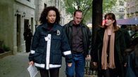 Law & Order: Special Victims Unit – V.l.: Dr. Melinda Warner (Tamara Tunie), Detective Elliot Stabler (Christopher Meloni) und Detective Olivia Benson (Mariska Hargitay) werden zu einem neuen Fall gerufen: Ein Mädchen wird tot im Haus von wildfremden Leuten gefunden.