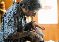 Hawaii Five-0 – Steve (Alex O'Loughlin, r.) und sein Friseur Odell (Michael Imperioli, l.) werden in dessen Salon festgesetzt, während sie versuchen einen jungen verletzten Mann zu beschützen, der von einer Gang verfolgt wird ...
