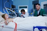 In aller Freundschaft – Clemens Körner (Kai Scheve, mi.) hat seine Tochter Julia (Frida Elise Pechstein, li.) gerettet, nachdem sie im Eis eingebrochen ist. Auf dem Weg in die Sachsenklinik hatten die beiden einen Autounfall. Clemens ist sichtbar mehrfach verletzt, doch er weicht nicht vom Bett einer Tochter. Selbst Klinikleiter Dr. Roland Heilmann (Thomas Rühmann, re.) kann ihn nicht von einer Untersuchung oder Behandlung überzeugen. Als Clemens Roland erklärt, warum er nicht von Julias Bett gehen wird, hat Roland keine Argumente mehr. Er verlässt schweigend das Zimmer.