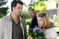 Sturm der Liebe – ARD STURM DER LIEBE FOLGE 1644 Uhr im ERSTEN. Michael (Erich Altenkopf, M.) bekommt eifersüchtig mit, wie sich Konstantin (Moritz Tittel, l.) bei Marlene (Lucy Scherer, r.) mit einem Blumenstrauss entschuldigt.