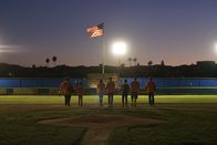 Scorpion – Auf (v.l.n.r.) Sylvester (Ari Stidham), Ralph (Riley B. Smith), Paige (Katharine McPhee), Walter (Elyes Gabel), Happy (Jadyn Wong), Toby (Eddie Kaye Thomas) und Cabe (Robert Patrick) wartet ein zukunftsentscheidendes Softball-Spiel ...