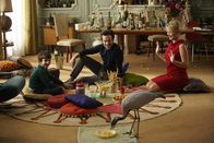 Warten auf Bojangles – In ihrer Pariser Wohnung führen Georges (Romain Duris, Mitte) und Camille Fouquet (Virginie Efira, rechts) mit ihrem Sohn Gary (Solàn Machado-Graner, links) ein unkonventionelles Leben. Dazu gehört auch ihr extravagantes Haustier - ein Kranich.