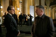 Mission: Impossible - Rogue Nation – Alan Hunley (Alec Baldwin, r.) ist sich bewusst, dass der Premierminister in Gefahr schwebt, da dieser als einziger den milliardenschweren USB-Stick entschlüsseln kann. Doch wird er auch Atlee (Simon McBurney, l.) davon überzeugen können?; Alan Hunley (Alec Baldwin, r.) ist sich bewusst, dass der Premierminister in Gefahr schwebt, da dieser als einziger den milliardenschweren USB-Stick entschlüsseln kann. Doch wird er auch Atlee (Simon McBurney, l.) davon überzeugen können?
