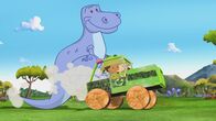Zoés Zauberschrank – Zoé, Hamid und Carla probieren mit dem Dinosaurier im Zoo ein ganz neues Spiel aus.