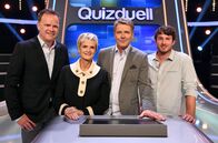 Quizduell – Moderator Jörg Pilawa (M.) mit den Kandidaten des Teams „Hof und Heute“: Christian Sievers (l.), Fernsehjournalist und Fürstin Gloria von Thurn und Taxis (2.v.l.), Unternehmerin - sowie dem Teamkapitän Team "Deutschland", Moritz Ulrich (r.), Assistenzarzt aus München.