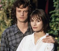 Inspector Barnaby – Der Maler Michael Lacey (Jonathan Firth, l.) und seine Schwester Katherine Lacey (Emily Mortimer, r.) leben in einem Cottage am Waldrand von Badger's Drift.