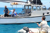 Hawaii Five-0 – Steve (Alex O'Loughlin, l.) und Danny (Scott Caan, M.) ahnen nicht, was sie sich damit antun, als sie einen Mann (Todd Stashwick, r.), der in Seenot ist, auf ihr Boot holen ...