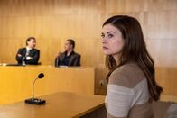 neoriginal: Riding in Darkness – Vor Gericht sagt Victoria (Hanna Ardéhn, r.) gegen ihren Vater Tommy (Jonas Karlsson, M.) aus. Der gibt sich mit seinem Anwalt Carl Sewerin (Sven Boräng, l.) selbstbewusst.