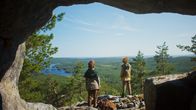 Ronja Räubertochter – Ronja (Kerstin Linden) und Birk (Jack Bergenholtz Henriksson) leben in einer verlassenen Bärenhöhle.