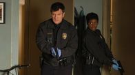 The Rookie – John Nolan (Nathan Fillion) und Talia Bishop (Afton Williamson) stürmen eine Wohnung zur Durchsuchung.