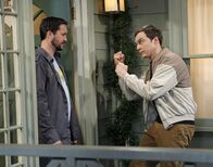 The Big Bang Theory – Will Wheaton (Will Wheaton, l.) unterstützt Sheldon (Jim Parsons, r.) bei einer neuen Episode von "Spaß mit Flaggen". Dabei kommt es jedoch zu einem Streit zwischen Sheldon und Amy. Worauf sich Sheldon entscheiden muss ...