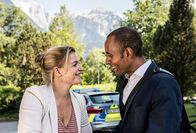 Watzmann ermittelt – Johanna Beissl (Ines Lutz, l.) und Jerry Paulsen (Peter Marton, r.) verabschieden sich vor dem Polizeirevier.