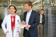 Die Rosenheim-Cops – Noch am Tatort befragen Kommissar Hansen (Igor Jeftic, m.) und Polizist Mohr (Max Müller, r.) Frau Schmidbauer (Kathrin Anna Stahl, l.), die die Leiche gefunden hat.