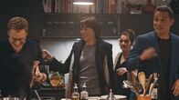 Drei Gänge und ein Todesfall – v.li.: Tom (Alan Tudyk), Beth (Olivia Williams), Sarah (Shirley Henderson), Richard (Rufus Sewell)