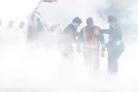 Mayday - Alarm im Cockpit – Feuerwehrleute löschten das Feuer des brennenden Flugzeugs nach dem Unfall.