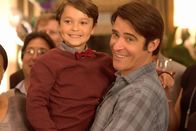 Extant – Weil Molly zum Zeitpunkt ihres Geburtstags im All war, schmeißt ihr Mann John (Goran Visnjic, l.) eine nachträgliche Geburtstagsparty. Auch Robotersohn Ethan (Pierce Gagnon, l.) ist dabei ...