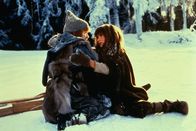 Ronja, die Räubertochter – Ronja (Hanna Zetterberg) hat einen Schneeschuh verloren. Freund Birk (Dan Håfström) hilft ihr.