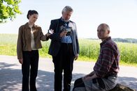 Die Rosenheim-Cops – Die Hauptkommissare Stadler (Dieter Fischer, M.) und Beck (Michaela Weingartner, l.) stellen Xaver Kohlmann (Wiktor Grduszak, r.) einige Fragen zum Opfer Lukas Liesenfeld, für den er als landwirtschaftlicher Angestellter gearbeitet hat.