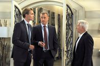 Rote Rosen – ARD ROTE ROSEN FOLGE 1802 Uhr im ERSTEN. Lutz (Simon Mantei, l.), der Drechsler als Anwalt vertritt, sieht kein Problem, dass sein Vater Torben (Joachim Kretzer, M.) das Mandat von Thomas (Gerry Hungbauer, r.) behält: denn beide wollen doch den Fall sachlich und professionell lösen.